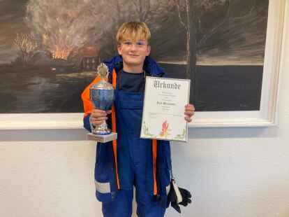 Joel Baumann wurde mit dem &bdquo;Fairness-Pokal&ldquo;, als Anerkennung f&uuml;r herausragende Leistungen in der Jugendfeuerwehr Hinte, geehrt.