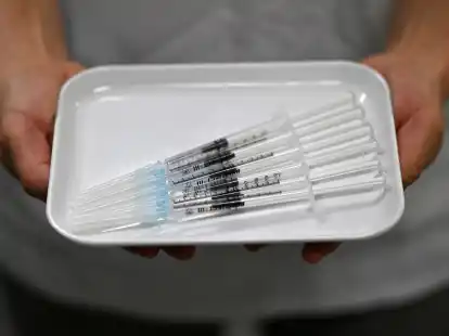 Vorbereitete Spritzen f&uuml;r die Corona-Impfung. Diese ist k&uuml;nftig eine Regelleistung der Krankenkassen.