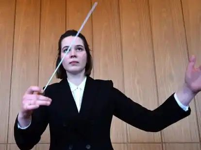 Nachwuchs-Dirigentin Mareike J&ouml;rling ist eine von wenigen Frauen in ihrem Beruf.