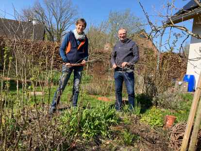 Verbringen gern Zeit in ihrem klimafreundlichen Garten in Huntlosen: Eva Brunken (49) und Jens Timm (55).