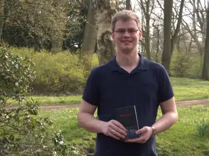 Deb&uuml;tiert mit dem Oldenburg-Krimi &bdquo;Neustart&ldquo;: S&ouml;nke W&uuml;rdemann aus Neuenwege, der hauptberuflich in der Stadtverwaltung arbeitet.