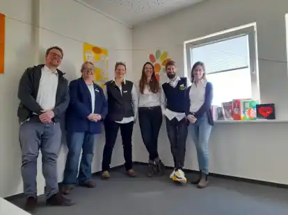 Informierten die Besucher &uuml;ber die Einrichtung und ihr Angebot: die Mitarbeiter des Emder Zentrums, Uwe Meyer, Angela Pelz (therapeutische Leiterin), Sandra L&uuml;nemann-Wohlers, Jasmin Sievers, Andy Gmeiner und Katharina Greiwe (v.l.).