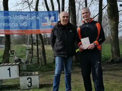 Sind beide in der Leichtathletik-Sparte von Fortuna Wirdum aktiv: Jürgen Drosten (links) hielt die Laudatio für den geehrten Frank Fengkohl.