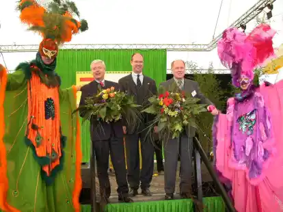 Bei der Er&ouml;ffnung des Parks der G&auml;rten im Jahr 2003: (von links) Dr. Ralf Paeschke, Christian Wandscher und Friedrich Scholten. Nach der Landesgartenschau 2002 sollten zuerst alle Neuerungen zur&uuml;ckgebaut werden, doch Wandscher legte ein Konzept vor, mit dem nicht nur das klassische Publikum angesprochen wird, sondern auch Familien mit Kindern.