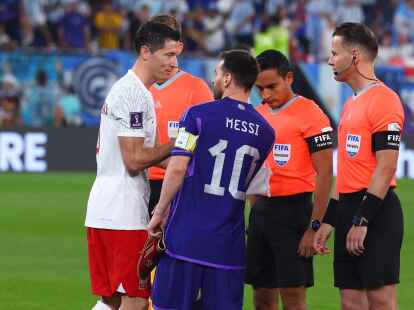 Kennen sich bislang nur als Gegner: Robert Lewandowski (l) und Lionel Messi.