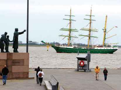 Auf ihrer Heimreise nach Bremerhaven passierte die &bdquo;Alexander von Humboldt II&ldquo; am Ostermontag auch die Seeb&auml;derkaje. Von dort aus ging es weiter durch die Doppelschleuse in den Fischereihafen. Bis Sonnabend bleibt das Schiff.