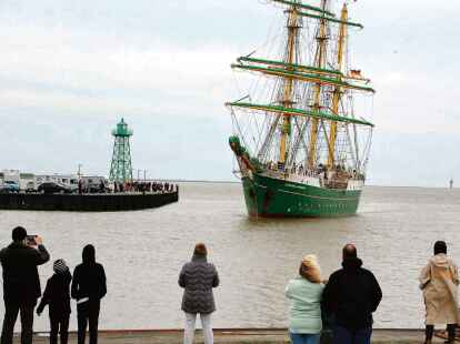 Darauf hatten am Ostermontag in Bremerhaven viele Schaulustige gewartet. Nach einem halben Jahr kehrte die &bdquo;Alex II&ldquo; in die Seestadt zur&uuml;ck.
