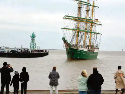 Darauf hatten am Ostermontag in Bremerhaven viele Schaulustige gewartet. Nach einem halben Jahr kehrte die &bdquo;Alex II&ldquo; in die Seestadt zur&uuml;ck.