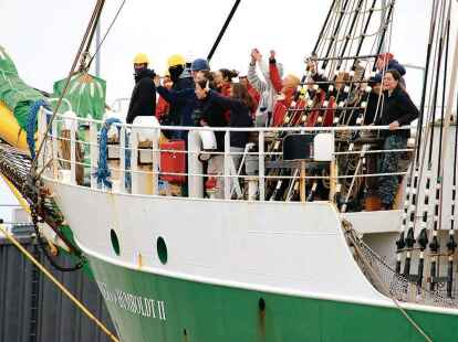 An Bord der &bdquo;Alexander von Humboldt II&ldquo; waren  junge Leute aus Kanada. Sie und andere Crewmitglieder wurden an der Kaje  von Freunden und Verwandten erwartet. Einige  hatte eine weite Anreise in die Seestadt in Kauf genommen.