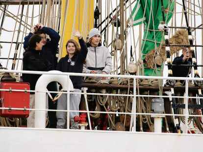 Ein freundlicher Gru&szlig; von Bord an die Menschen auf der Kaje. Viele wollten die Ankunft der &bdquo;Alex II&ldquo; sehen.