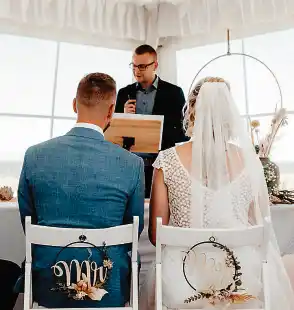 Tobias Buchholz aus Zetel ist freier Trauredner. 2023 will er der beste freie Redner Deutschlands werden.