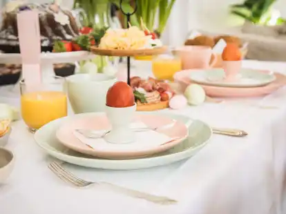 Die Ostertafel sollte nicht an Fr&uuml;hlingsfarben und Dekorationen rund ums Ei sparen.