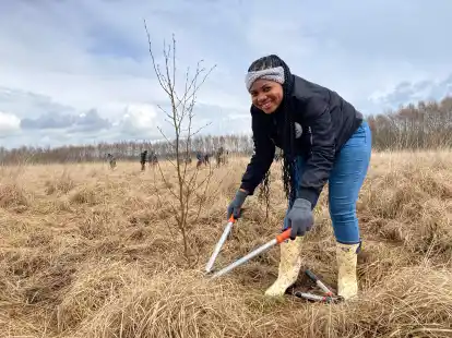 Die 23-j&auml;hrige Ida aus Benin entkusselte im Moor gemeinsam mit anderen Naturfreunden aus ihrer Heimat, dem Senegal und Deutschland eine Fl&auml;che von etwa eineinhalb Hektar.