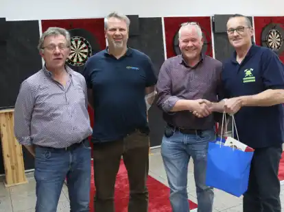 Den Blutspendern (von links) Karl-Heinz Grotheer, Marc Thienken und Jan Grotjahn gratulierte Ortsbrandmeister Uwe Kuck.