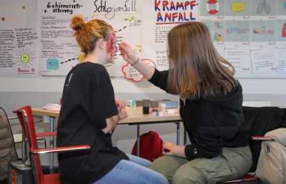 Realistische Unfalldarstellung: Bei einer Schminkeinheit lernten die Schulsanit&auml;ter unterschiedliche Wunden und sogar offene Br&uuml;che darzustellen.