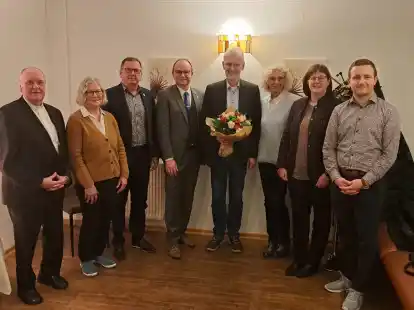 Abschied (v.l.): Pfarrer Paul Horst, Rita Otten (Mitglied des Bildungswerks), Dr. Wolfgang Wiese (1. Vorsitzender Bildungswerk), Thomas H&ouml;ffmann (B&uuml;rgermeister Garrel), Josef Wolking, Magda Wolking, Kerstin Hagedorn-Schmedes (Vorstandsmitglied Bildungswerk), Nico Vo&szlig;mann (Vorstandsmitglied Bildungswerk)