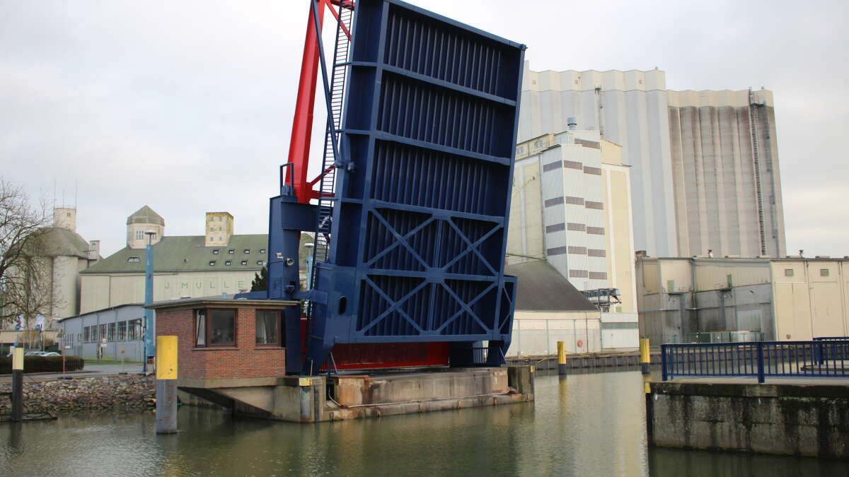 BrommyBrücke in Brake Verbindung zwischen Hafen und Stadtgebiet gesperrt