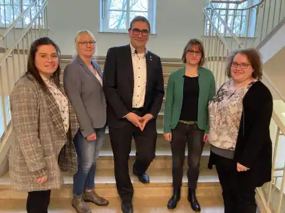 Verantwortlich f&uuml;r die Planung des 90-j&auml;hrigen Bestehens des Landkreises Friesland (von links): Karoline M&ouml;ller von der Pressestelle, Landratsvertreterin Silke Vogelbusch, Landrat Sven Ambrosy, Pressesprecherin Nicola Karmires und Tanja Freesemann von der Pressestelle.