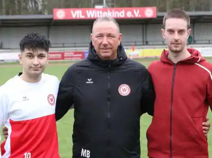 Verstärkungen für die neue Saison: Marcel Mirsa (links) und Torhüter Maik Panzram (rechts) mit VfL-Trainer Marcel Bragula