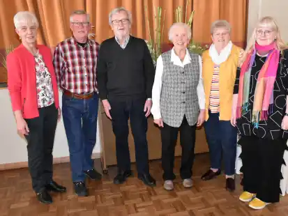 Stabwechsel bei den Plattsnackern vom Orts- und Heimatverein Bookholzberg-Gr&uuml;ppenb&uuml;hren: Herta Drebing, Peter Freese (neuer Organisator), Walter Schofeld (bisheriger Organisator) sowie Waltraud Helmers, Inge Hafemann und Elvira Dahnke (von links).