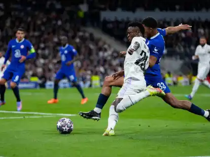 Einmal mehr ein Unruhestifter: Reals Vinicius Junior (l) versucht, den Ball an Chelseas Wesley Fofana vorbeizuschieben.