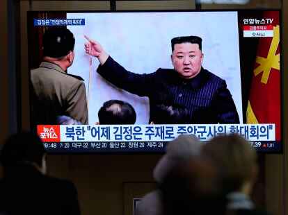 Ein Fernsehbildschirm im Bahnhof von Seoul zeigt den nordkoreanischen F&uuml;hrers Kim Jong Un w&auml;hrend einer Nachrichtensendung.