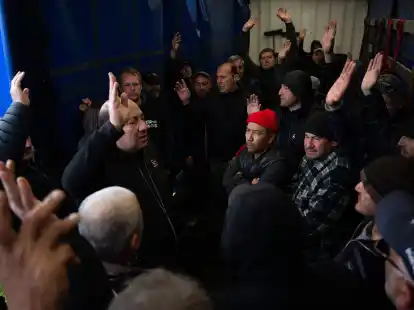 Lastwagenfahrer machen auf der Rastst&auml;tte Gr&auml;fenhausen West in Hessen eine Abstimmung.