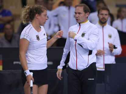 Teamchef Rainer Sch&uuml;ttler faustet mit Anna-Lena Friedsam ab.