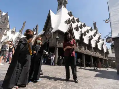 Harry-Potter-Fans in der &laquo;Wizarding World of Harry Potter&raquo; im Themenpark Universal Studios Hollywood.
