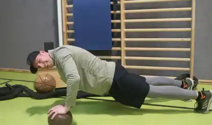 Übungsleiter Andre Langenkamp zeigt verschiedene Übungen für eine bessere Körpermitte.