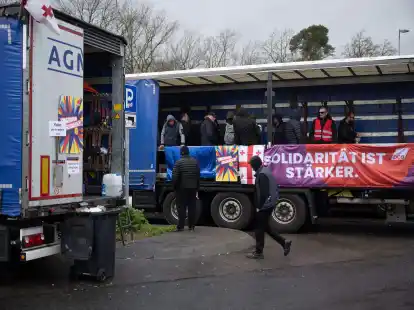 &laquo;Solidarit&auml;t ist st&auml;rker&raquo; steht auf einem Banner. Die Lastwagenfahrer streiken auf einer Rastst&auml;tte. Sie fordern ausstehenden Lohn von ihrem Arbeitgeber.