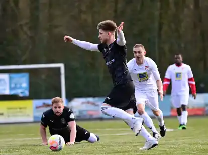 Martin Habben (am Ball) erzielte im Hinspiel das erlösende 1:0 für den Heidmühler FC.