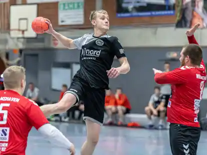 Erster Matchball: Die Handballer der HSG Grüppenbühren/Bookholzberg um Torsten Jüchter (beim Wurf) können bereits an diesem Freitag die Meisterschaft in der Landesliga perfekt machen.