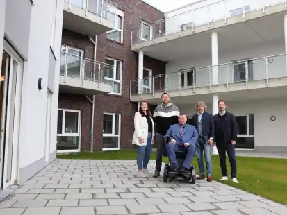 Der Seniorenwohnpark Am Alten Hafen soll von der Friesoythe Pflege GmbH betrieben werden. Daran arbeiten derzeit (von links)  Personalleiterin Antje Slaar, Gesch&auml;ftsf&uuml;hrer Eike Jonker, der k&uuml;nftige Wohnparkleiter und lokale Ansprechpartner Olaf Eilers, David Korte von der Eigent&uuml;mer-Gesellschaft PBW Friesoythe und Projektentwickler Hannes Schulte von GMP-Gruppe aus Nordhorn.