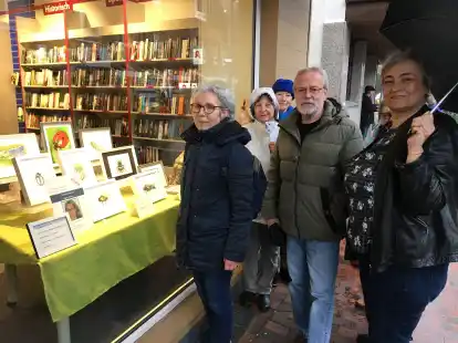 Beim Rundgang zur Er&ouml;ffnung der Wildeshauser Kunstmeile: (vorn von links) Astrid Onnen (stellt, wie hier zu sehen, in der Gilde-Buchhandlung aus), Sylvia Gegler (bei Bonita), Helmut Desens (Riedel Sehen) und Kreszentia Flauger (Schnittker am Markt).