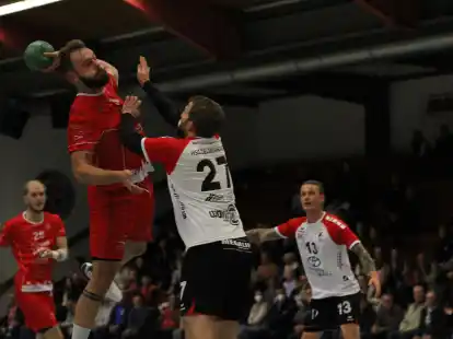 Im Hinspiel bissen sich die favorisierten Handballer der SG VTB/Altjührden (rote Trikots) gegen die HSG Delmenhorst die Zähne aus.