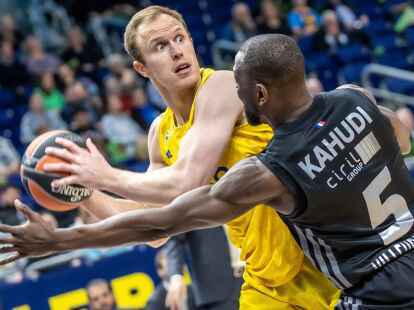 Luke Sikma (l) und Alba Berlin konnten die Euroleague-Saison mit einem&nbsp;Sieg beenden.