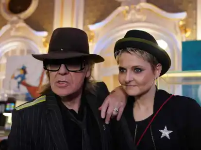 Der S&auml;nger und Musiker Udo Lindenberg steht neben seiner Freundin Tine Acke in der Hamburger Laeiszhalle.