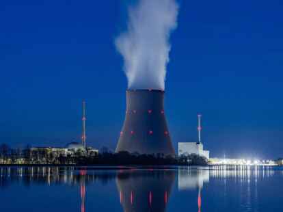 Das Kernkraftwerks Isar 2 in Bayern - laut Atomgesetz soll die endg&uuml;ltige Abschaltung am 15. April erfolgen.