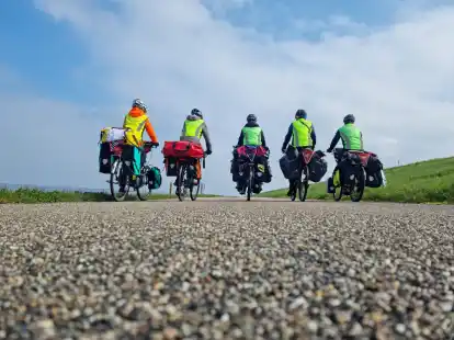 Schokofahrt am Deich entlang: Das f&uuml;nfk&ouml;pfige Team von der Hochschule Emden/Leer war am Gr&uuml;ndonnerstag nach Amsterdam gestartet.