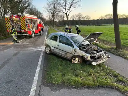 Von der Fahrbahn abgekommen: Zu einem Unfall auf der Gristeder Stra&szlig;e r&uuml;ckte am Donnerstagabend die Feuerwehr aus.