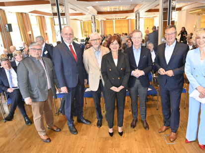 Trafen sich zum Zwischenahner Gespr&auml;ch (v.li.): Andreas Otto, Vorsitzender vdw-Verbandsrat, Berthold Kohler (FAZ), Roland Czada, Susanne Schmitt, Michael H&uuml;ther, Axel Gedaschko und Moderatorin Christine von Sa&szlig;.