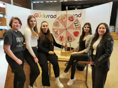 Michaela Luttmann (von links), Isabel Jan&szlig;en, Sarah Tholen, Lara Bl&auml;ker und Esma Dumanoglu haben sich in ihrer Fachoberschulklasse f&uuml;r Gesundheit mit sexuell &uuml;bertragbaren Krankheiten besch&auml;ftigt und kl&auml;rten ihre Mitsch&uuml;lerinnen und Mitsch&uuml;ler in einem Info-Parcours im Forum am Hansaplatz dar&uuml;ber auf.