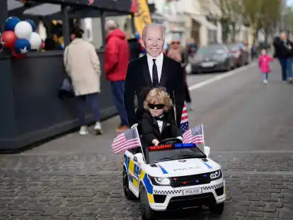 Eine Stadt im Biden-Fieber:&nbsp;In Ballina k&uuml;ndigen Pappaufsteller den Besuch des US-Pr&auml;sidenten an.