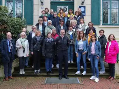 Das Frauennetzwerk Gro&szlig;enkneten besuchte die Autobahnpolizei Ahlhorn. Dort wurden sie von Kommissariatsleiter Andreas Rehling (Mitte) begr&uuml;&szlig;t. Den Vortrag hielt der ehemalige JVA-Leiter Gerd Koop (links).