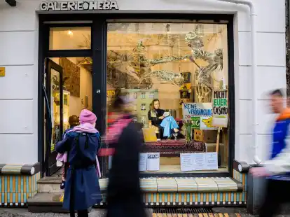 Joana V., K&uuml;nstlerin, macht mit ihrer Kunstperformance im Schaufenster auf den Mangel an bezahlbarem Wohnraum aufmerksam.