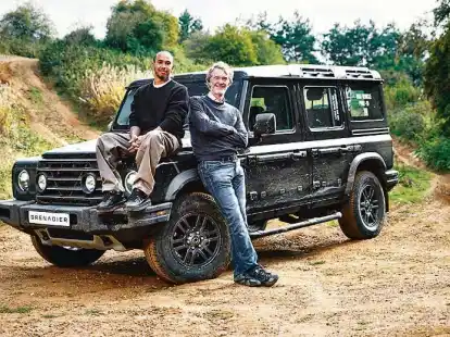 Sir Jim Ratcliffe (re.) und Sir Lewis Hamilton bei gemeinsamer Ausfahrt mit dem Ineos Grenadier.