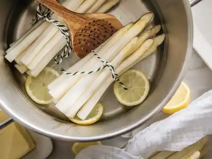 Zum Spargelkochen braucht es keinen extra Spargeltopf. Die Stangen sollten aber komplett im Wasser liegen und mit etwas Zucker, Salz und Zitronenscheiben angereichert werden. So entfalten sich die Aromen des Spargels.