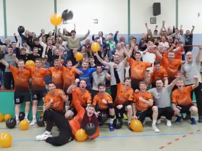 Jubel mit den Fans: Die Handballer der HSG Grüppenbühren/Bookholzberg stehen vorzeitig als Meister in der Landesliga fest.