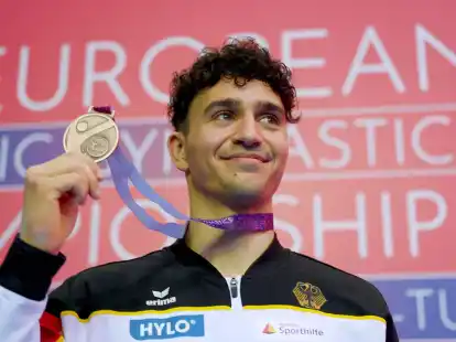 Milan Hosseini zeigt bei der Siegerehrung seine Bronze-Medaille.